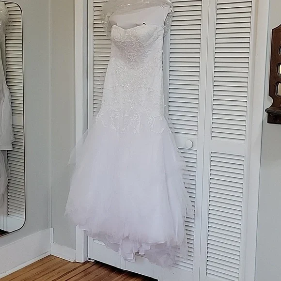 Oleg Cassini | Dresses | Oleg Cassini White Strapless Mermaid Wedding Dress  Petite Size 6 Cwg737 | Poshmark